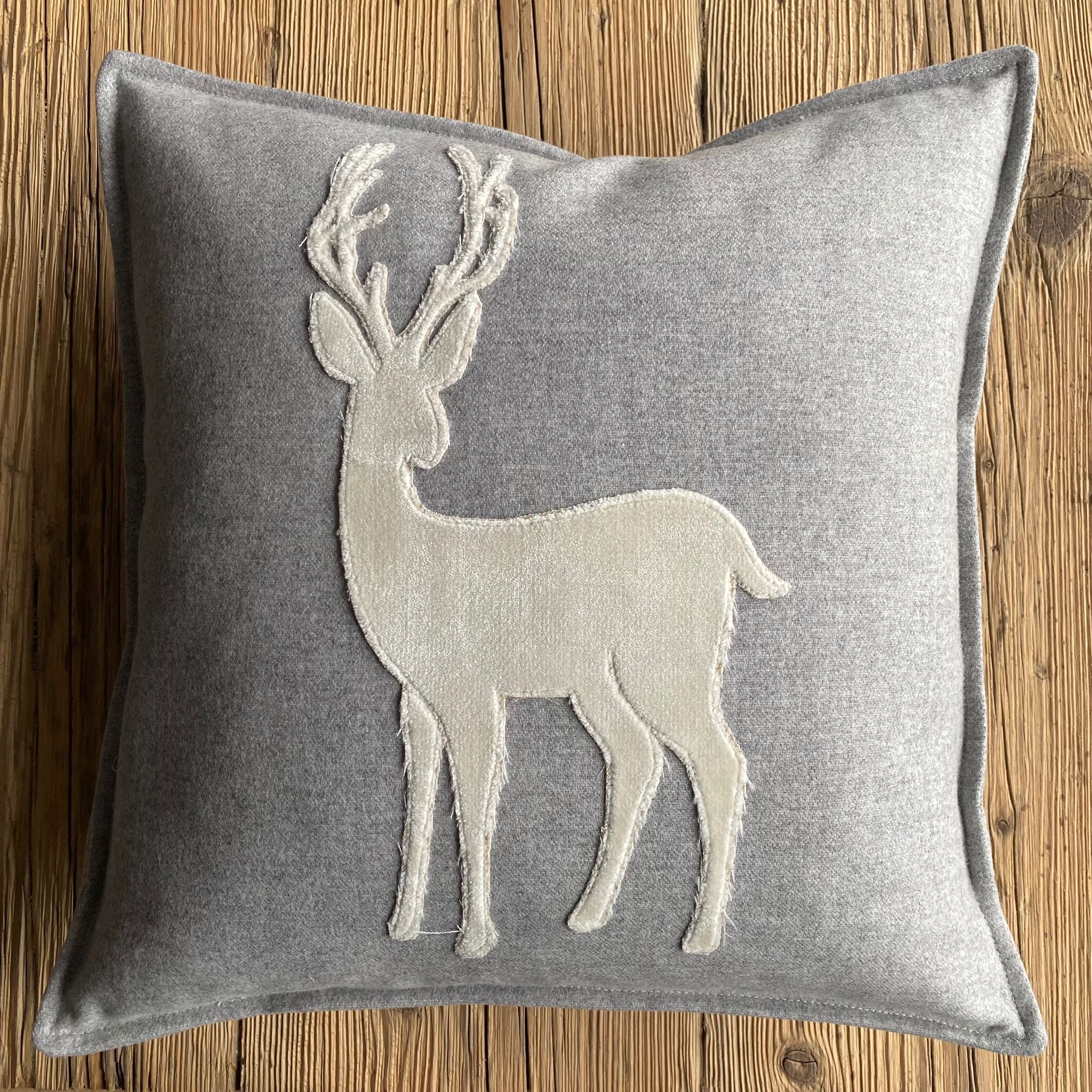 Cuscini da montagna - cuscino lana grigio perla con cervo in velluto