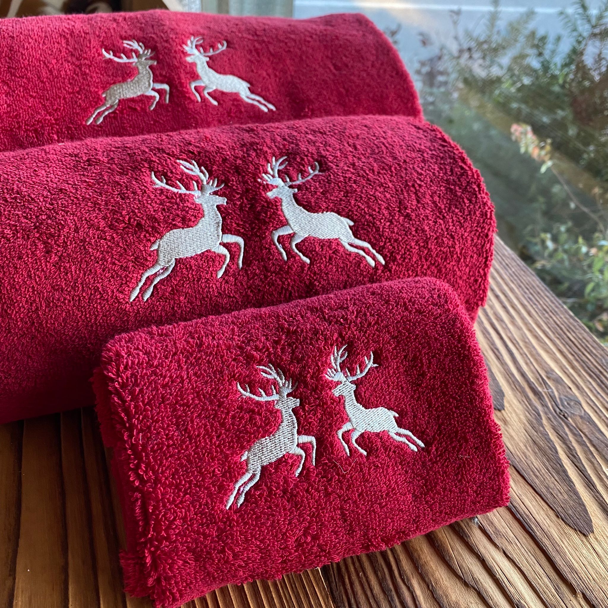 Asciugamani da montagna: modello Cortina con cervi ricamati